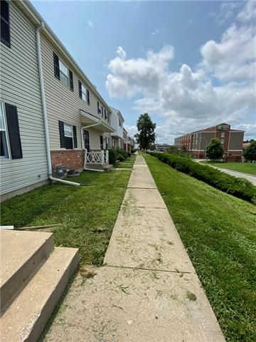 5911 E 127th St, Grandview, MO 64030