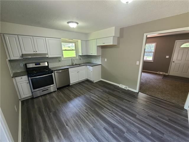 616 Maple Dr, Kansas City, MO 64118