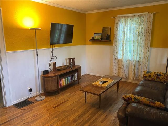 8305 Gregory Blvd, Kansas City, MO 64133