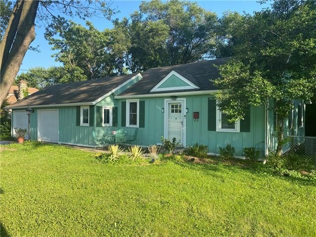 8305 Gregory Blvd, Kansas City, MO 64133