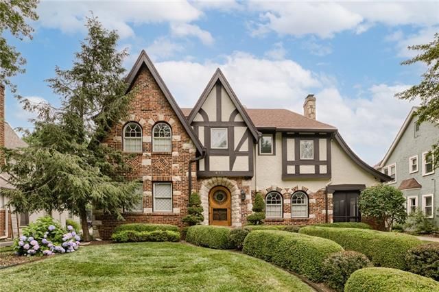 652 Romany Rd, Kansas City, MO 64113
