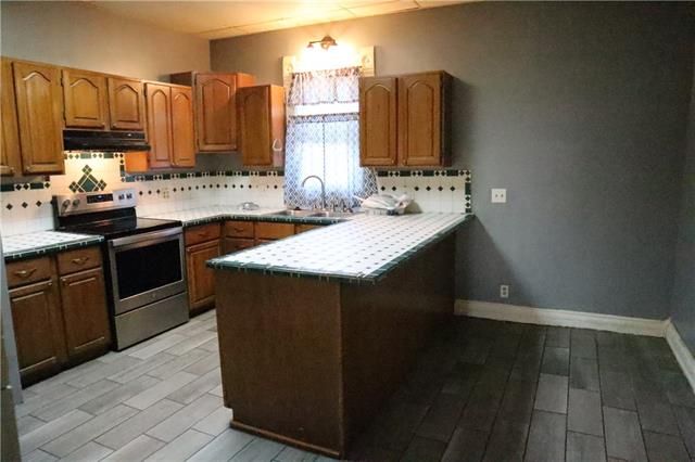 1007 S 15th St, St Joseph, MO 64503