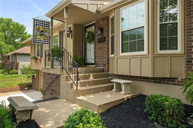 109 N Murphy Dr, Raymore, MO 64083