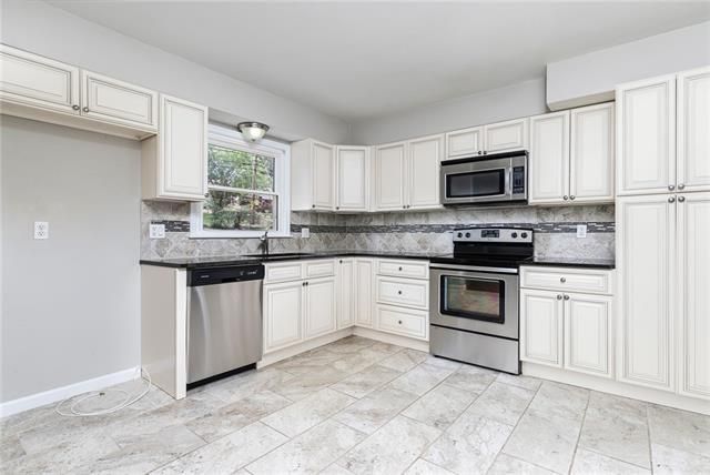 9622 Eby St, Overland Park, KS 66212
