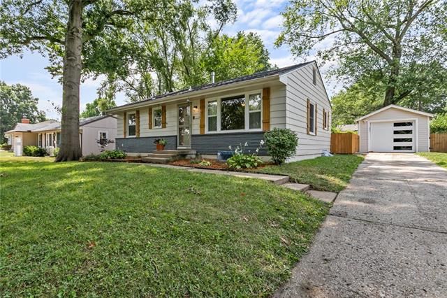 8404 Boone Blvd, Kansas City, MO 64114