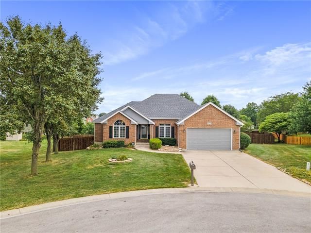 15715 Pine Cir, Basehor, KS 66007