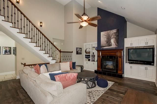 2307 Lakeview Dr, Paola, KS 66071