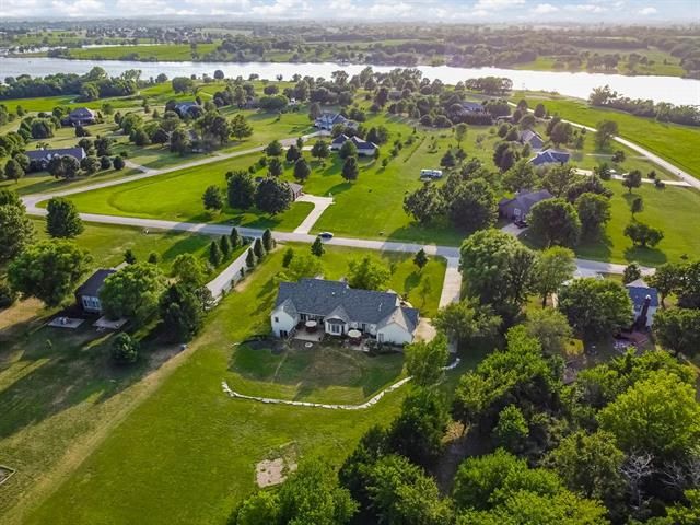 2307 Lakeview Dr, Paola, KS 66071