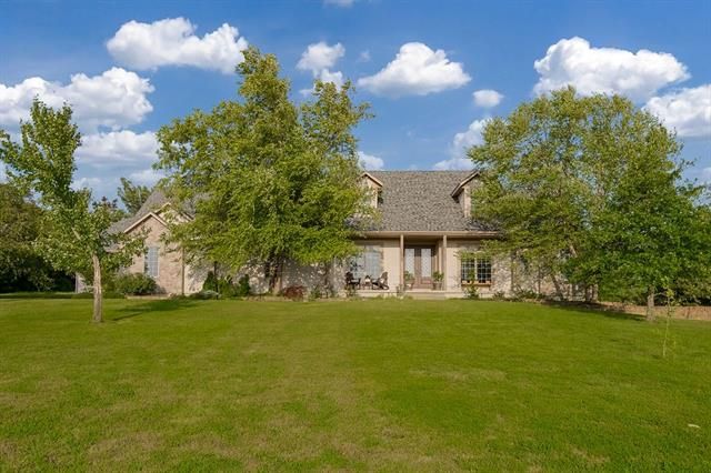 2307 Lakeview Dr, Paola, KS 66071