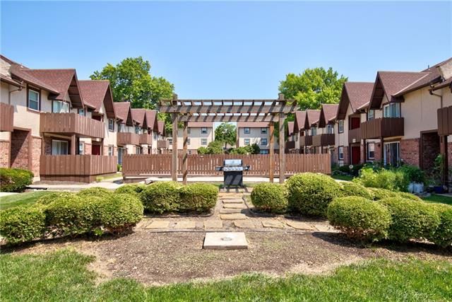 6224 Robinson St #2, Overland Park, KS 66202
