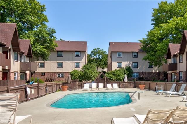 6224 Robinson St #2, Overland Park, KS 66202