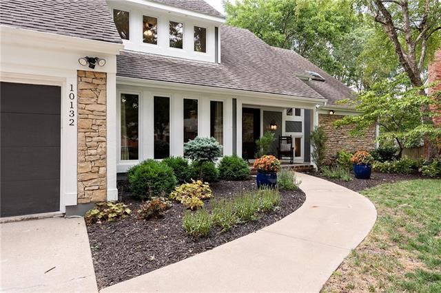 10132 Mackey St, Overland Park, KS 66212