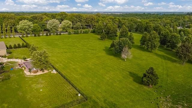 18770 Travis Ln, Stilwell, KS 66085
