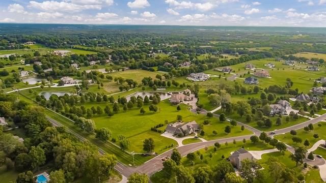 18770 Travis Ln, Stilwell, KS 66085