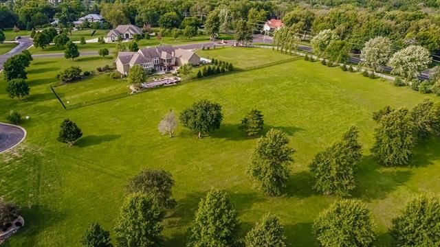 18770 Travis Ln, Stilwell, KS 66085