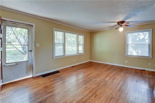 8341 Locust St, Kansas City, MO 64131