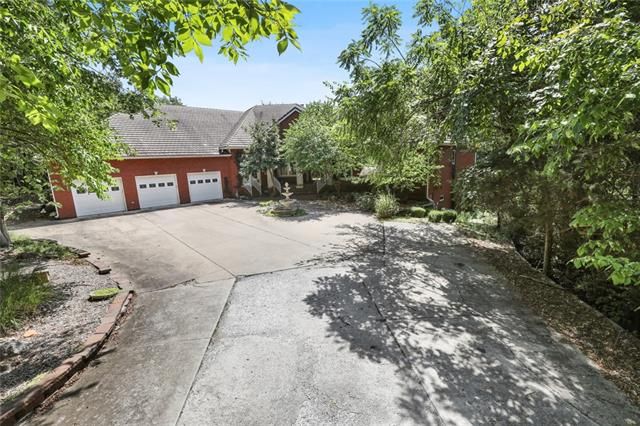 315 NE Saint Andrews Cir, Lee's Summit, MO 64064