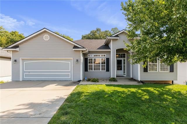 8705 N Robinhood Ave, Kansas City, MO 64154