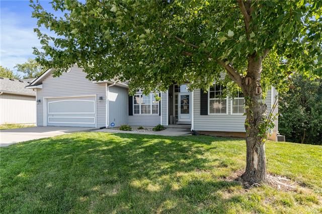 8705 N Robinhood Ave, Kansas City, MO 64154