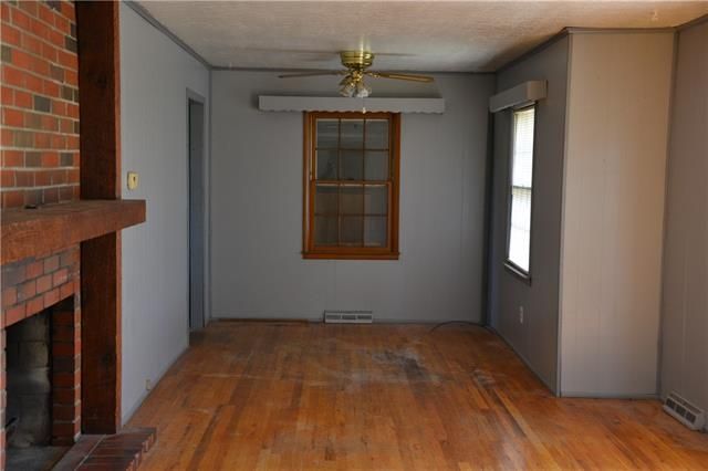 1012 NW 1st St, Oak Grove, MO 64075