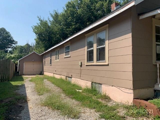 10309 E 9th St, Independence, MO 64053