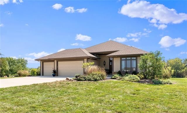 1219 NW 164th St, Smithville, MO 64089