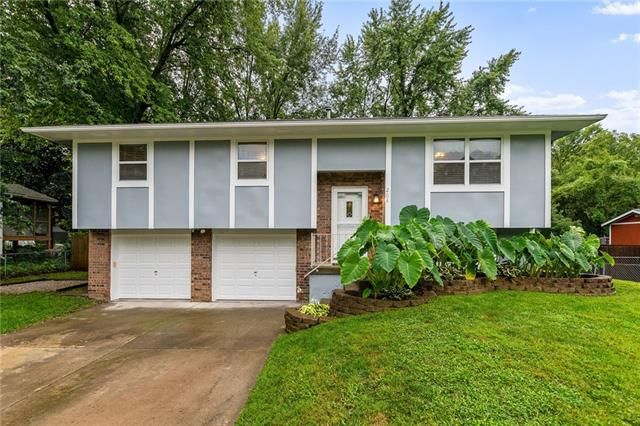 204 Sandstone Dr, Blue Springs, MO 64014