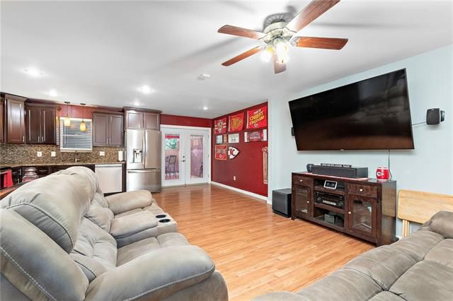 204 Sandstone Dr, Blue Springs, MO 64014