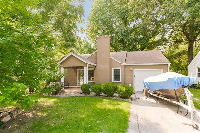 8424 Summit St, Kansas City, MO 64114