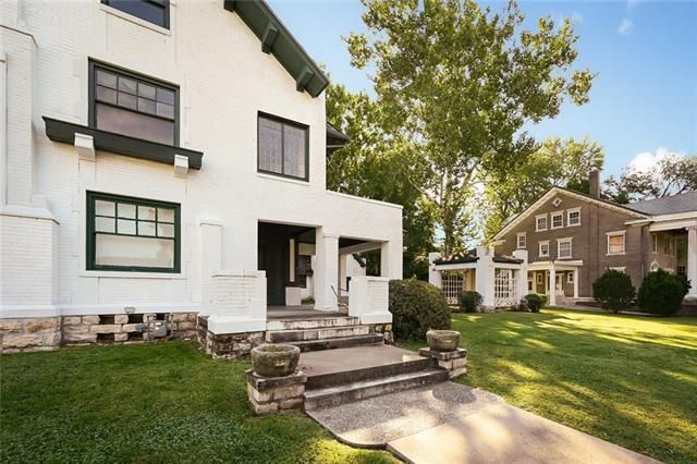 4315 Warwick Blvd, Kansas City, MO 64111