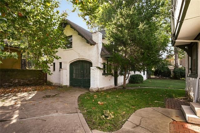 4315 Warwick Blvd, Kansas City, MO 64111