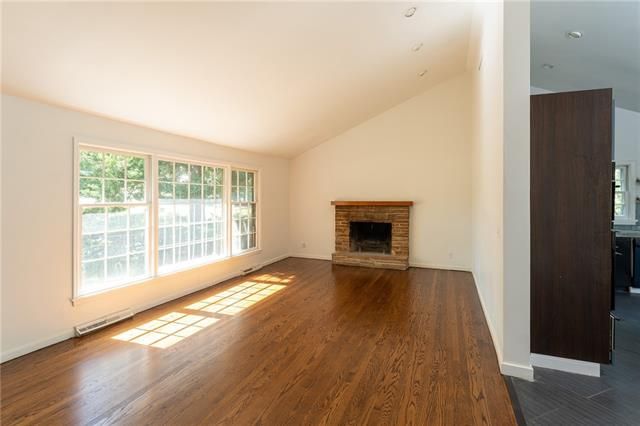 210 E 52nd St, Kansas City, MO 64112
