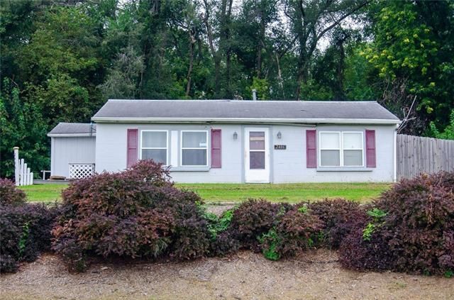 2406 N 3rd St, St Joseph, MO 64505
