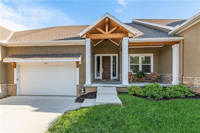 128 Pointe Dr, Kansas City, MO 64116