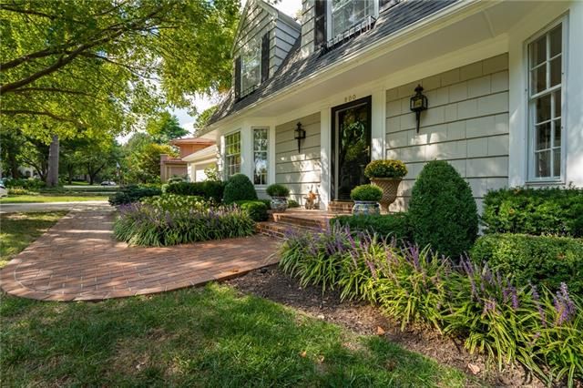 800 W 61 Ter, Kansas City, MO 64113
