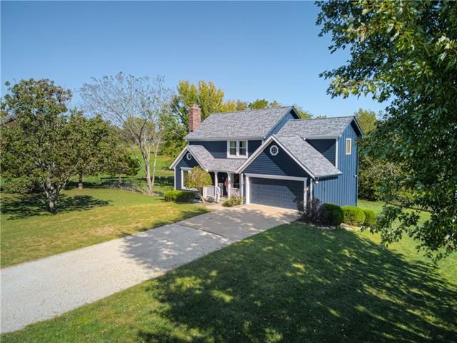 9017 Hillview Dr, De Soto, KS 66018