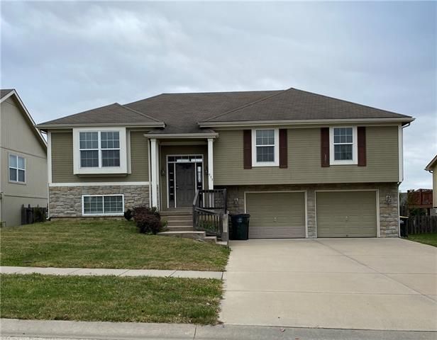 933 Wyndham Dr, Lansing, KS 66043