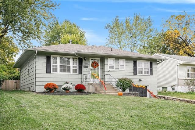 8227 Oak St, Kansas City, MO 64114
