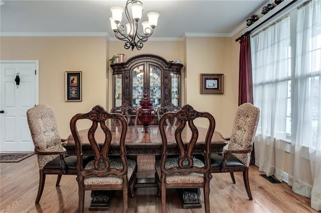 879 Clearview Dr, Lansing, KS 66043