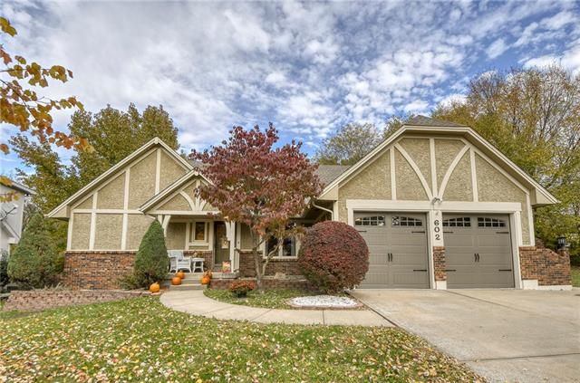 602 SW Raintree Dr, Lee's Summit, MO 64082