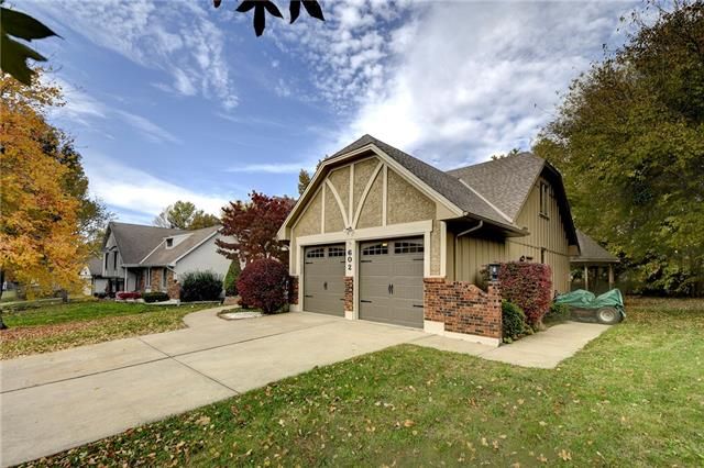 602 SW Raintree Dr, Lee's Summit, MO 64082