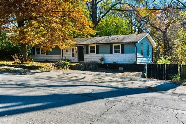 2323 Woodland Rd, Riverside, MO 64150