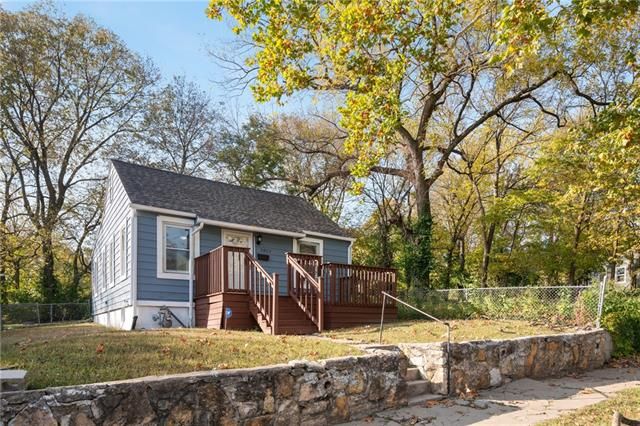 2822 Elmwood Ave, Kansas City, MO 64128