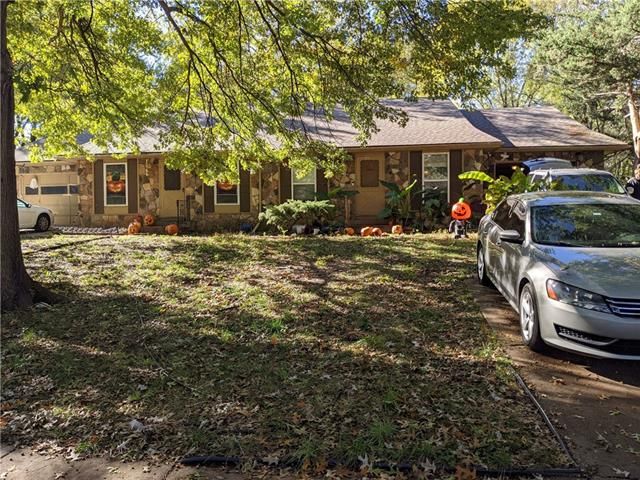 1505 E Haven Ln, Olathe, KS 66062