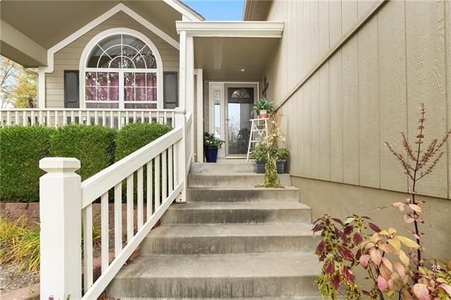 324 SE Bordner Dr, Lee's Summit, MO 64063