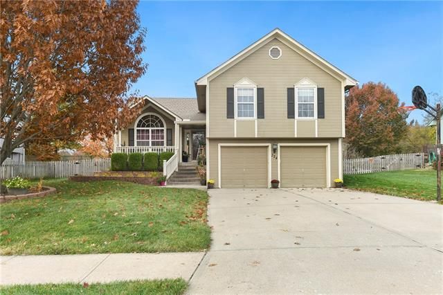 324 SE Bordner Dr, Lee's Summit, MO 64063