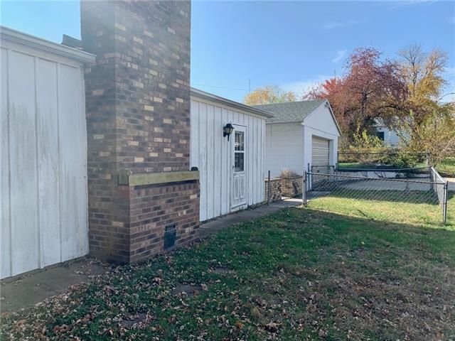 3302 Mandan Ln, St Joseph, MO 64503