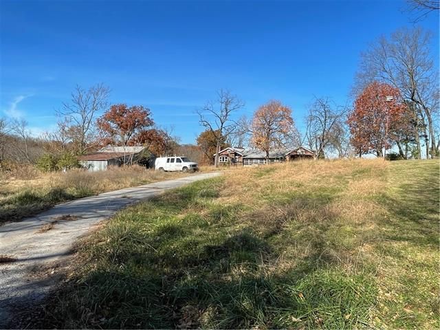 8620 E 50th St, Kansas City, MO 64129