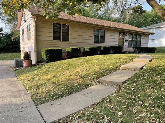 8701 E 53rd Ter, Kansas City, MO 64129