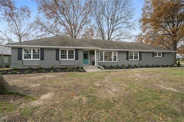 9300 Mohawk Ln, Leawood, KS 66206